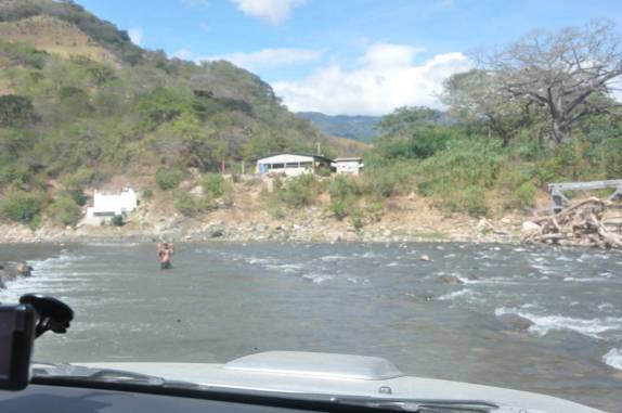 A maior e mais profunda travessia de rio feita pela Fiona até agora, no caminho para Cobán, na Guatemala